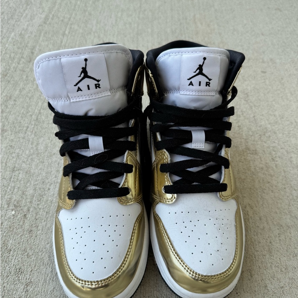 Nike air Jordan White and Gold Sneakers Classic Design